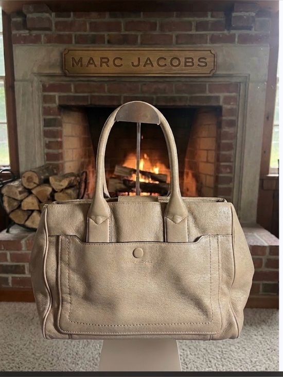 Marc Jacobs Handbags - Marc Jacobs Taupe Leather Shoulder Tote